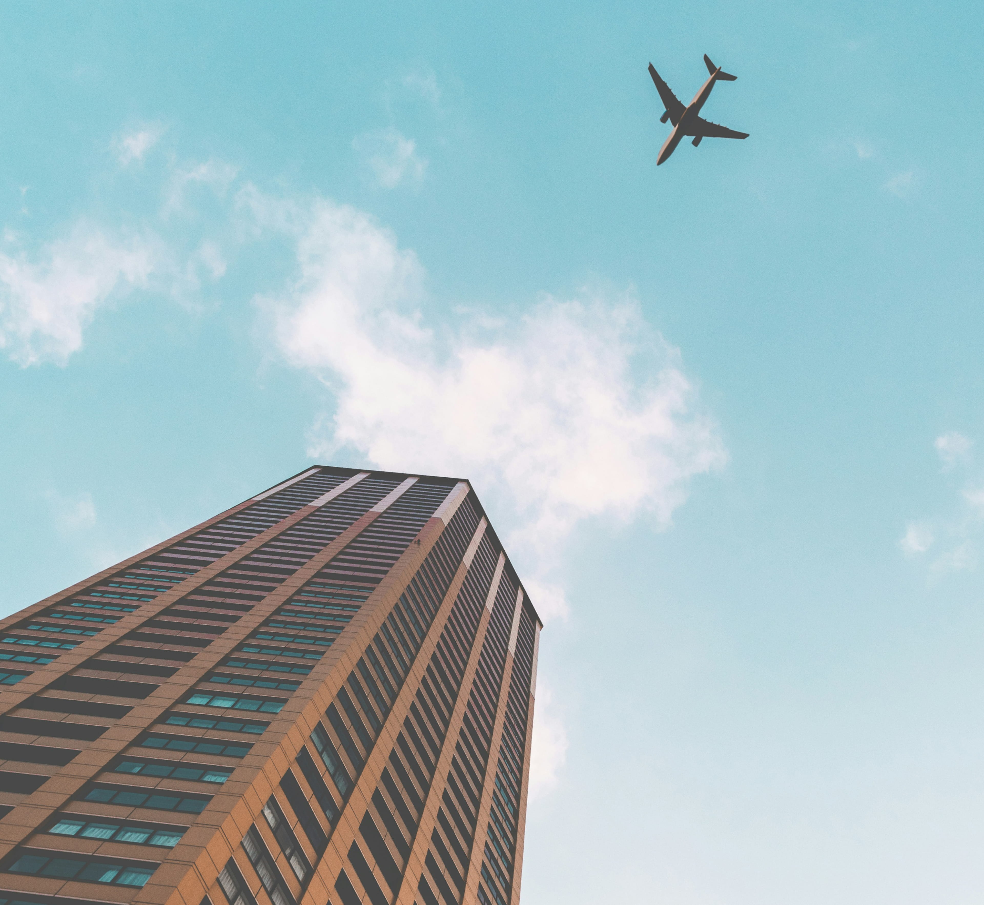 하늘 위로 비행기가 날아가는 파트너십 배경 이미지