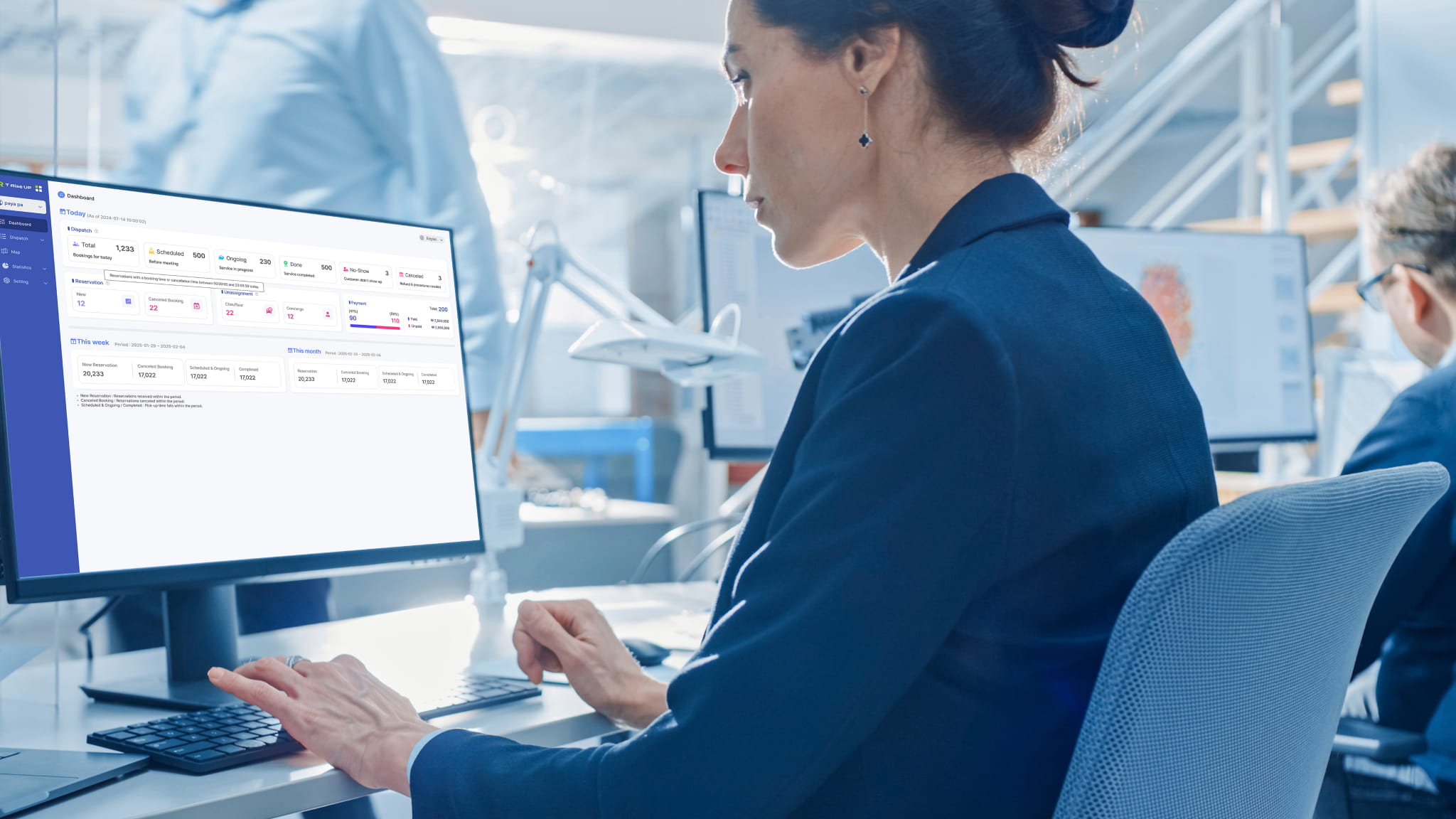 모니터 화면 지도 위에 차량의 이동 경로와 실시간 위치가 표시되고 있는 관제 시스템 모습