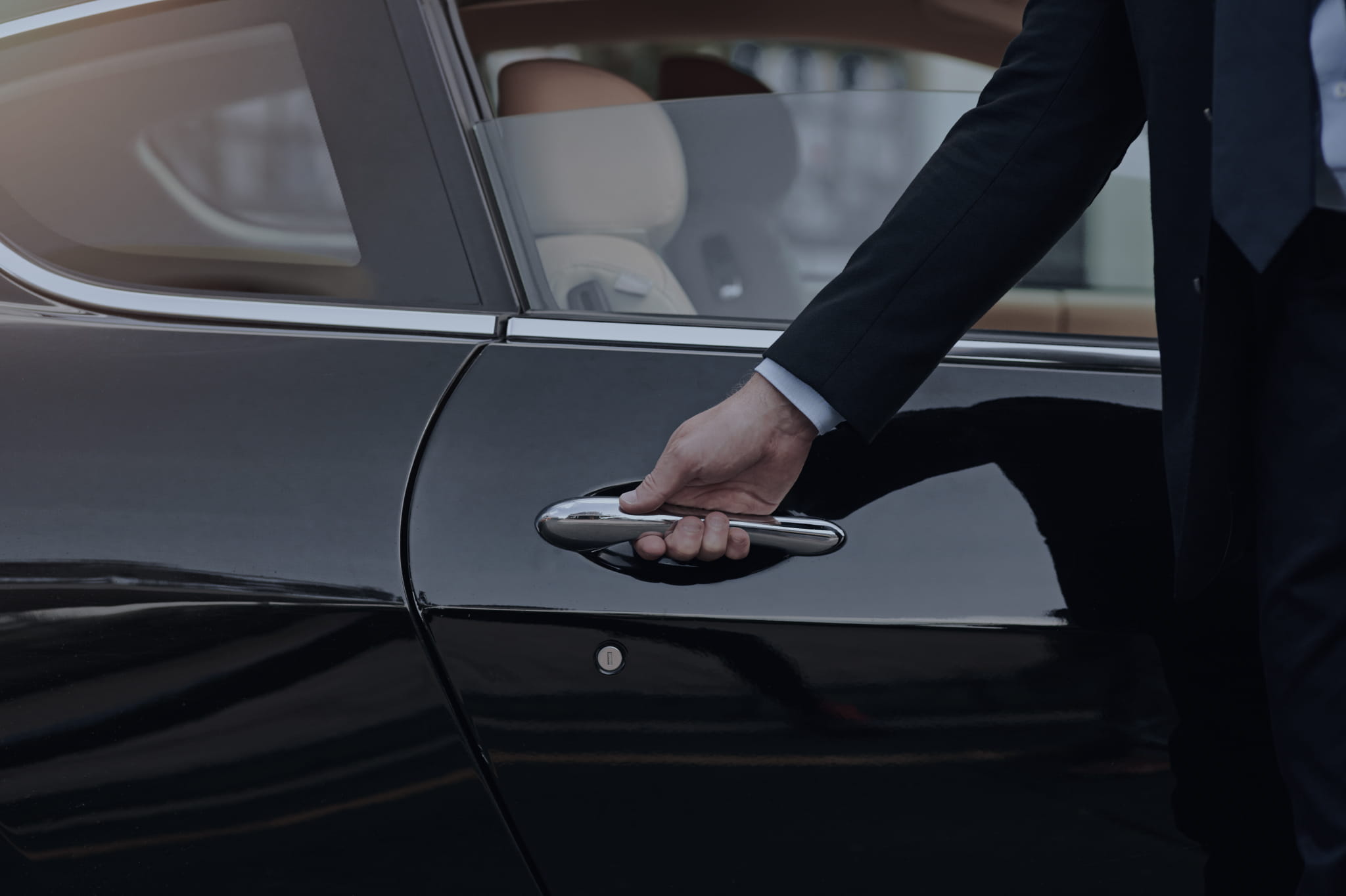 전문 기사가 문을 열어주는 모습