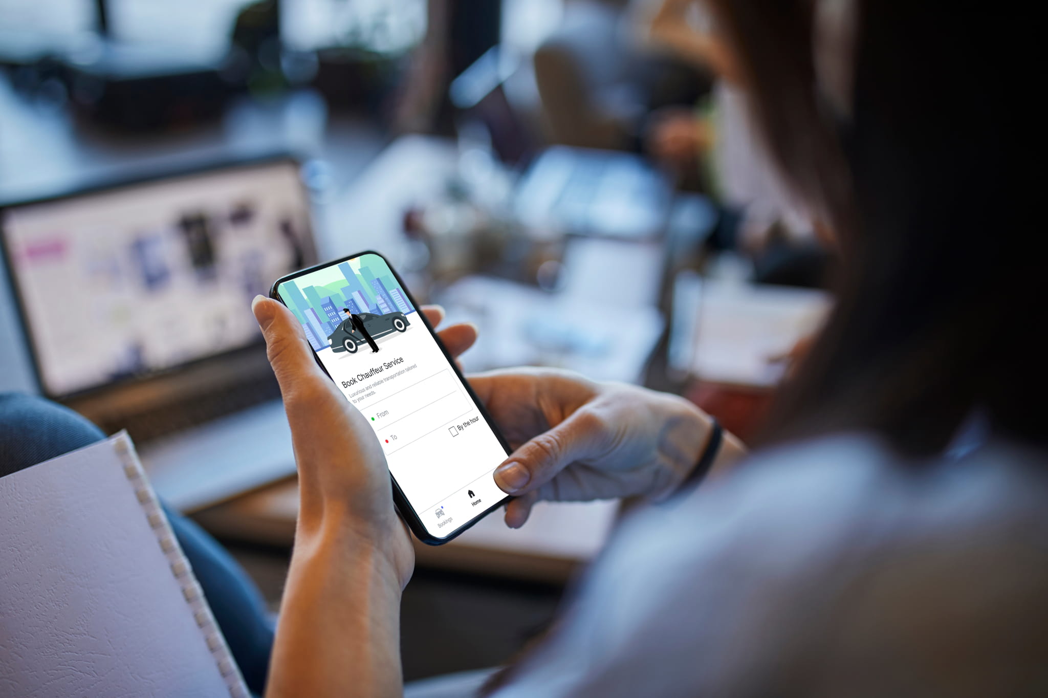 여성이 폰을 들고 앱을 통해 예약하는 모습