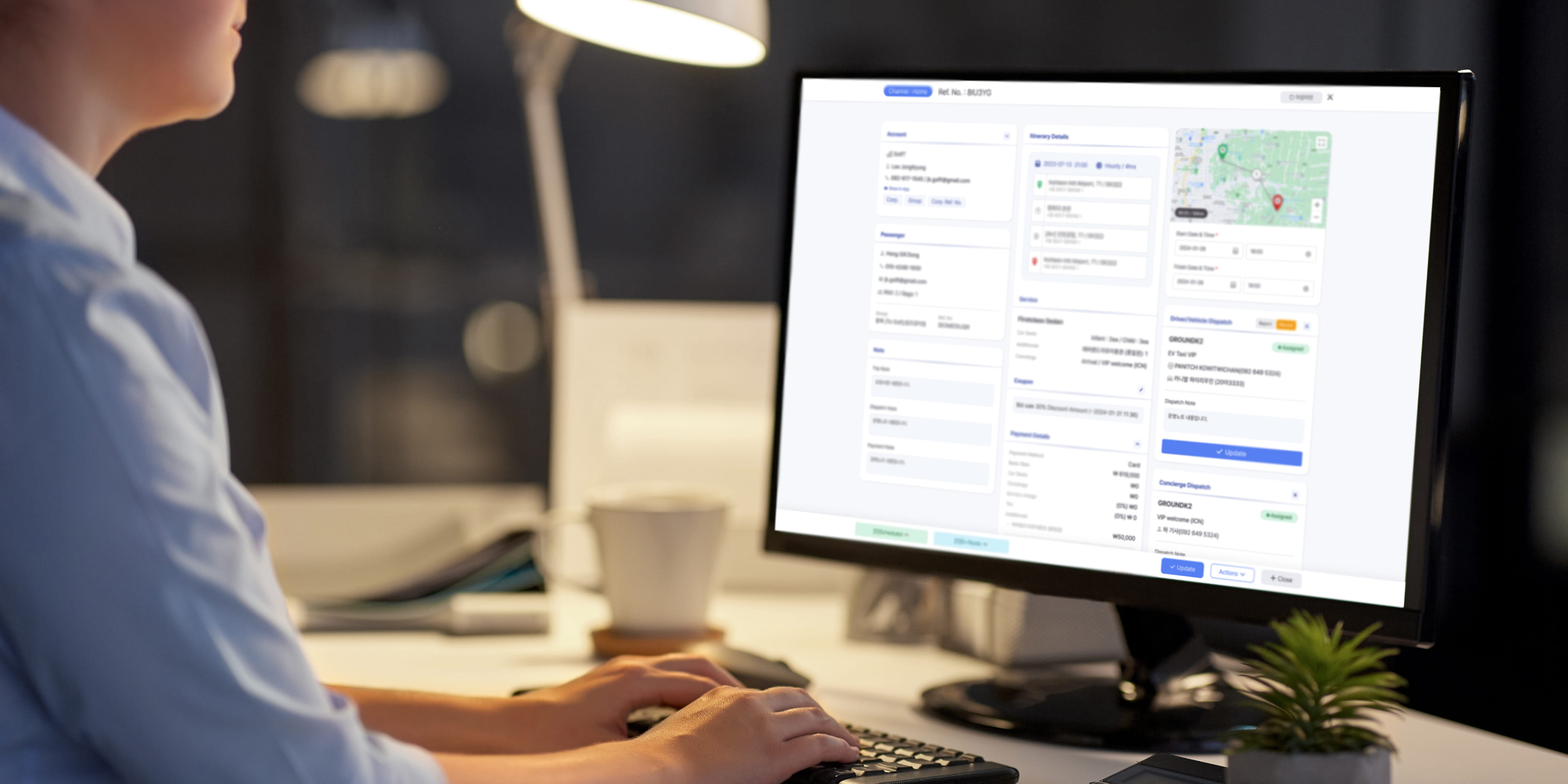 실시간 모니터링을 하고 있는 관리자의 모습