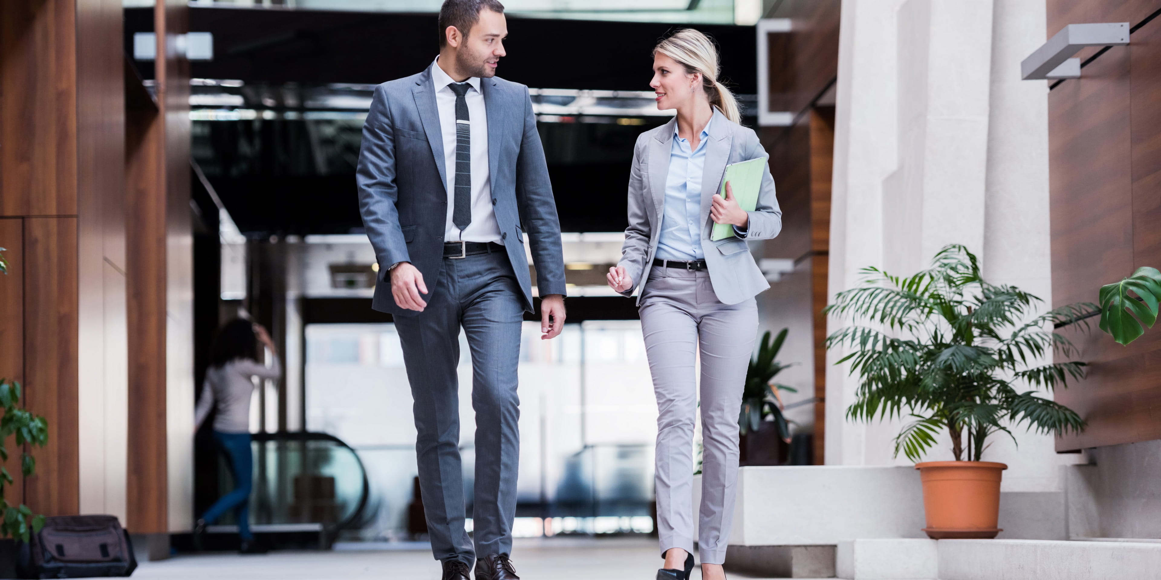 고객과 함께 소통하는 담당자의 모습
