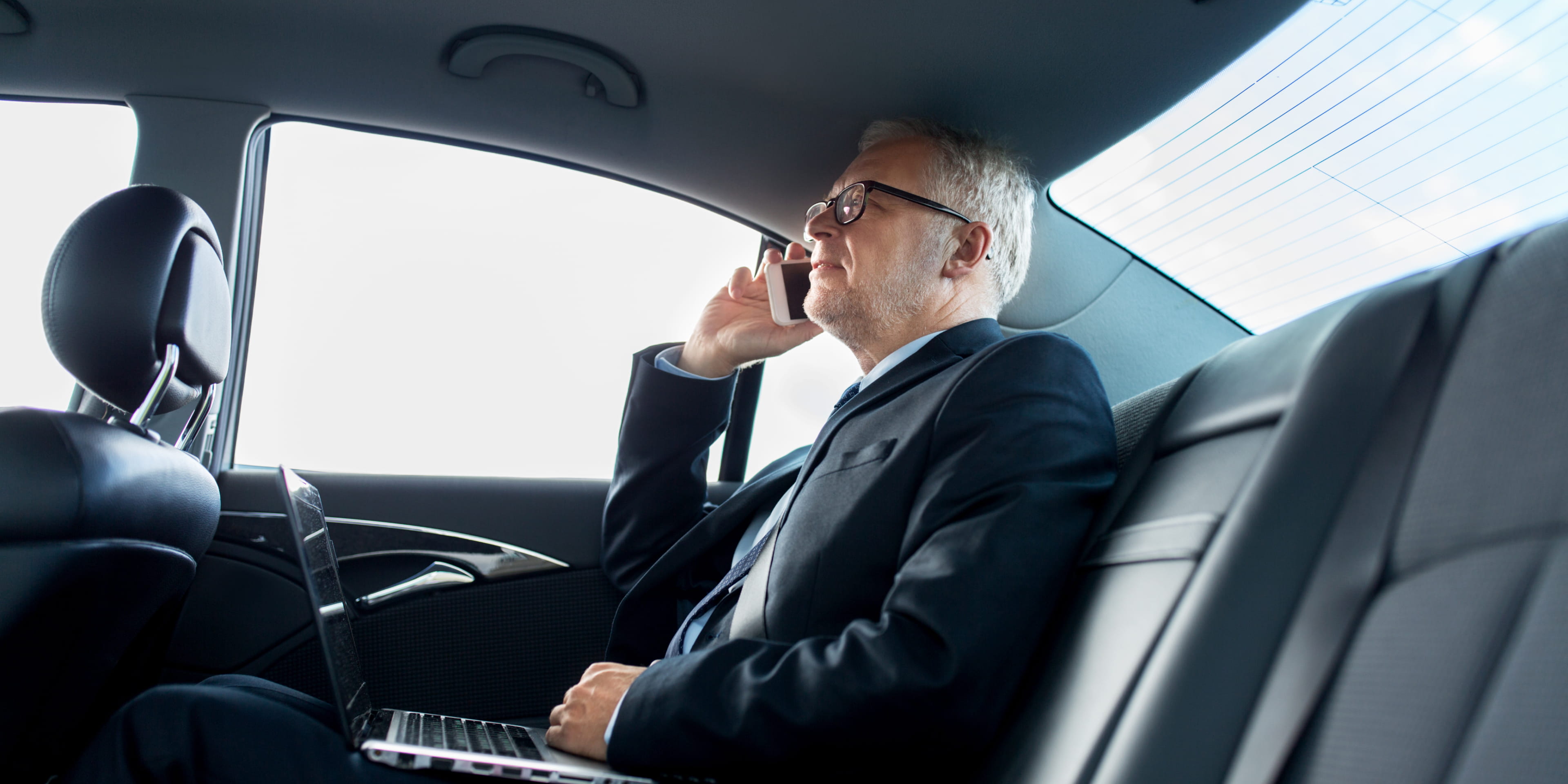 차안에서 휴대폰으로 소통하는 VIP고객의 모습