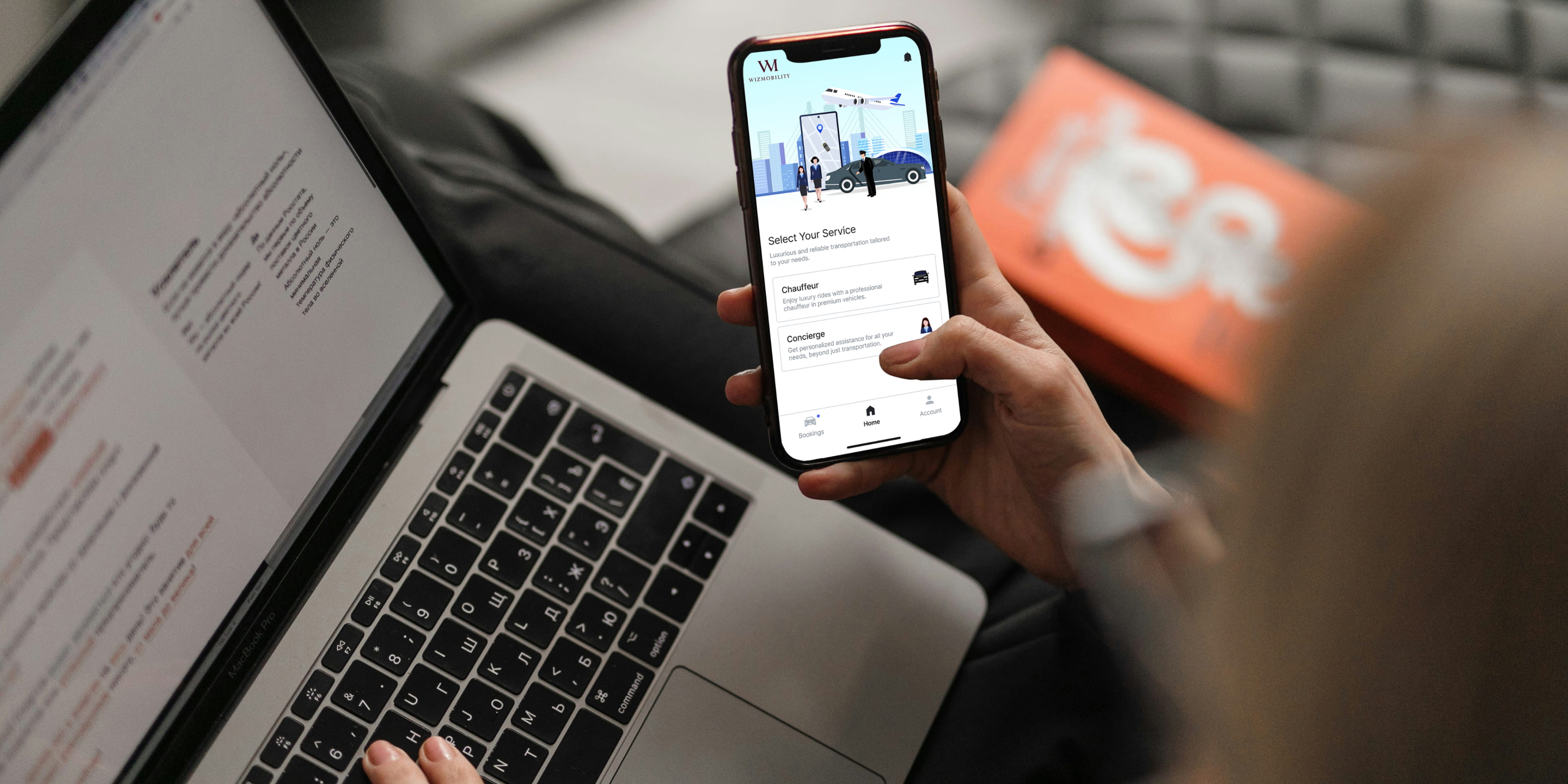 휴대폰으로 앱을 사용하여 예약을 하는 모습