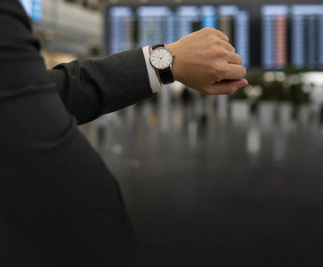 공항 출도착 전광판 앞에서 운항 시각을 확인하는 모습