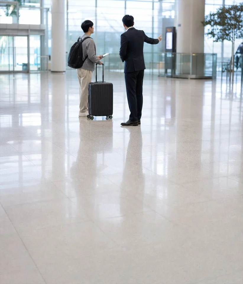 공항 도착층에서 고객을 맞이하는 전용 차량 기사